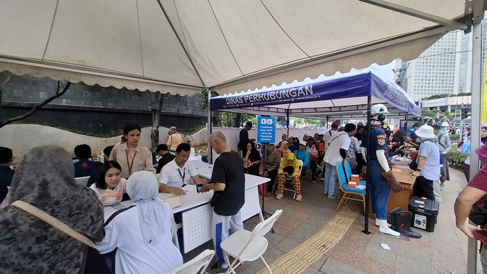 Kala Oma dan Opa Antre Bikin Kartu Layanan Gratis di CFD demi Irit Ongkos