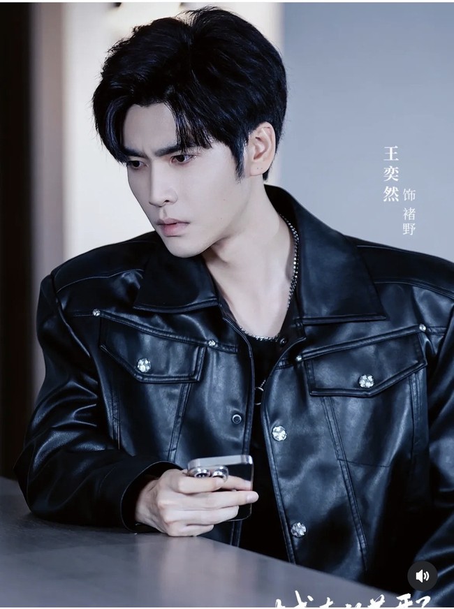 Wang Yi Ran merupakan aktor China yang cukup dikenal di dunia micro drama. Pria kelahiran 1994 ini sudah terjun di industri hiburan sejak 2017, dan jadi salah satu aktor paling produktif bintangi drama China pendek. Beberapa karya Wang Yi Ran yang terkenal di antaranya adalah Untouchable Lovers, My Roommate is a Detective, dan Wrongly Married Bride. Foto: Dok. Weibo