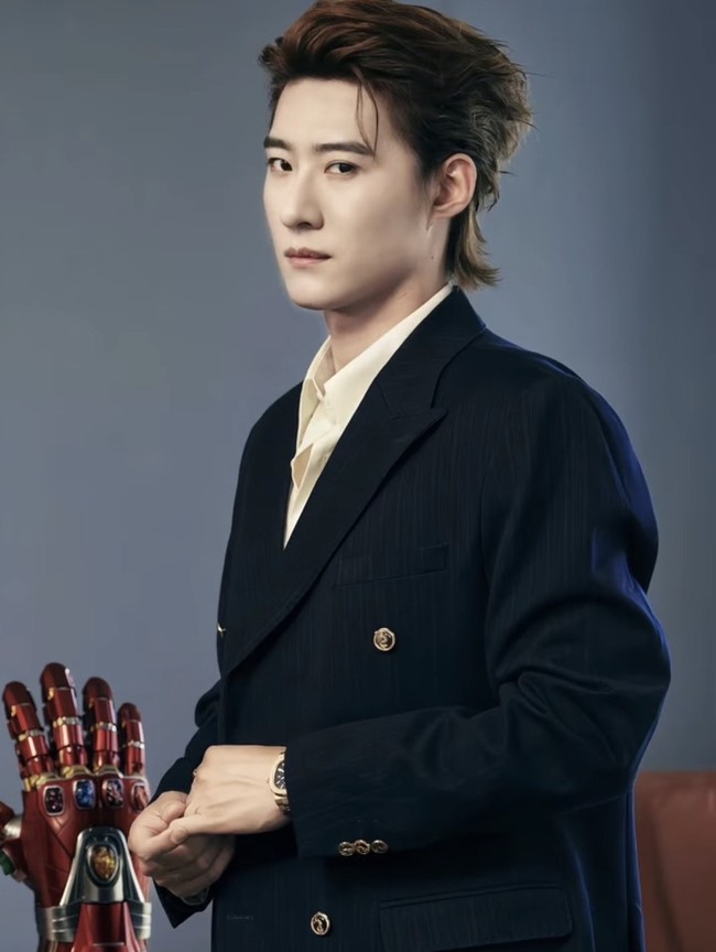 Wajah dan kharisma Zhao Zhendong sering mendapat perhatian dari penonton drama pendek, karena punya aura menggoda sebagai male lead. Beberapa drama yang dibintangi Zhao Zhendong yaitu Love You (2024), Madame Sold You for Money (2024), dan Desire (2025). Foto: Dok. Weibo