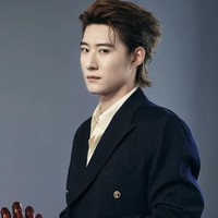 Wajah dan kharisma Zhao Zhendong sering mendapat perhatian dari penonton drama pendek, karena punya aura menggoda sebagai male lead. Beberapa drama yang dibintangi Zhao Zhendong yaitu Love You (2024), Madame Sold You for Money (2024), dan Desire (2025). Foto: Dok. Weibo