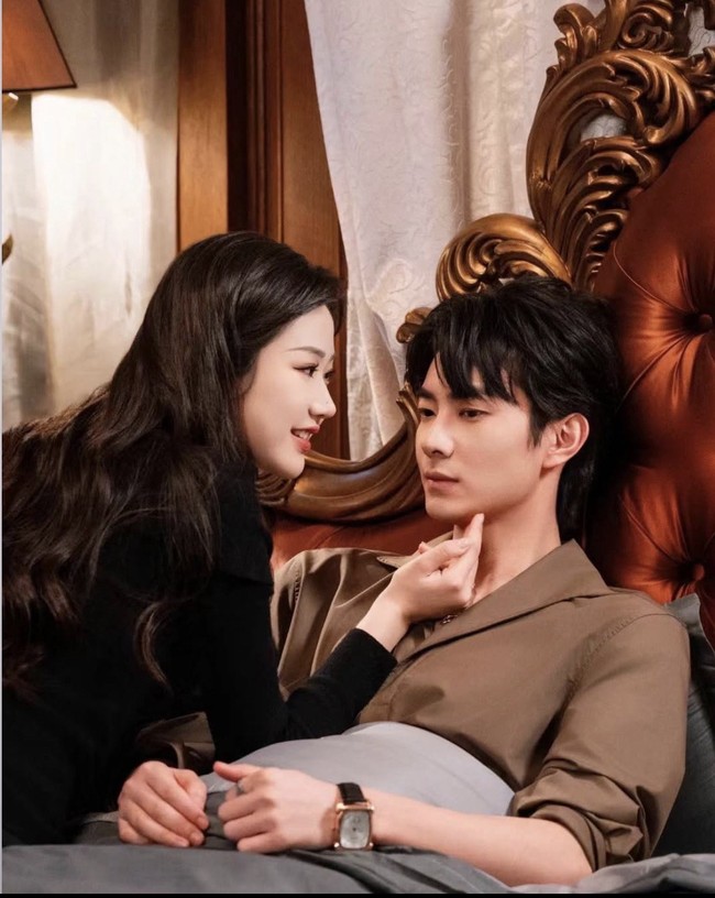 Lu Huanyu dikenal sebagai aktor yang telah membintangi belasan drama China. Namanya populer di media sosial yang menampilkan dirinya memerankan berbagai karakter termasuk CEO dingin. Lucky Lovers, Hunting Relationship, dan Falling in Love With Tea adalah drama China pendek yang dibintangi Lu Huanyu. Foto: Dok. Weibo