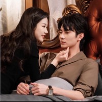 Lu Huanyu dikenal sebagai aktor yang telah membintangi belasan drama China. Namanya populer di media sosial yang menampilkan dirinya memerankan berbagai karakter termasuk CEO dingin. Lucky Lovers, Hunting Relationship, dan Falling in Love With Tea adalah drama China pendek yang dibintangi Lu Huanyu. Foto: Dok. Weibo