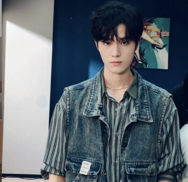 Nama Liang Si Wei muncul sebagai salah satu aktor drama China pendek populer, karena memiliki daya tarik visual dan akting yang menjanjikan. Salah satu drama yang terkenal dibintanginya adalah Take Away Love with a Knife yang tayang pada 2025. Foto: Dok. Weibo