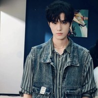 Nama Liang Si Wei muncul sebagai salah satu aktor drama China pendek populer, karena memiliki daya tarik visual dan akting yang menjanjikan. Salah satu drama yang terkenal dibintanginya adalah Take Away Love with a Knife yang tayang pada 2025. Foto: Dok. Weibo