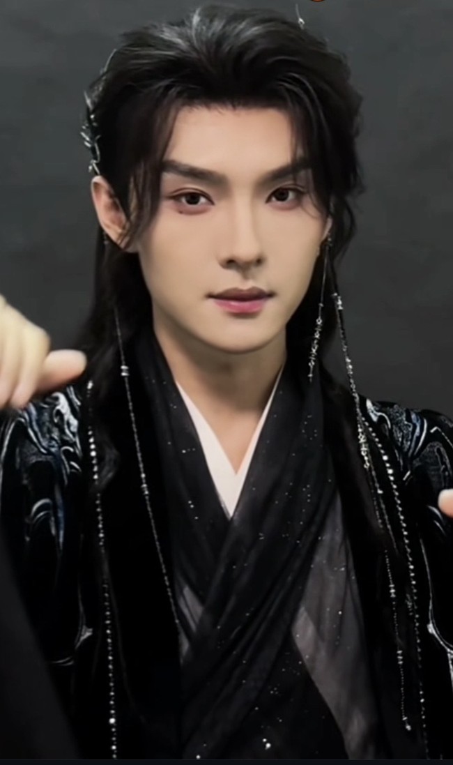 Wang Yi Lei debut di dunia hiburan sebagai aktor drama China pendek pada 2023 berjudul Housewife’s Counterattack. Meskipun baru debut dua tahun, Wang Yi Lei telah membintangi 20 judul drama China. Foto: Dok. Weibo