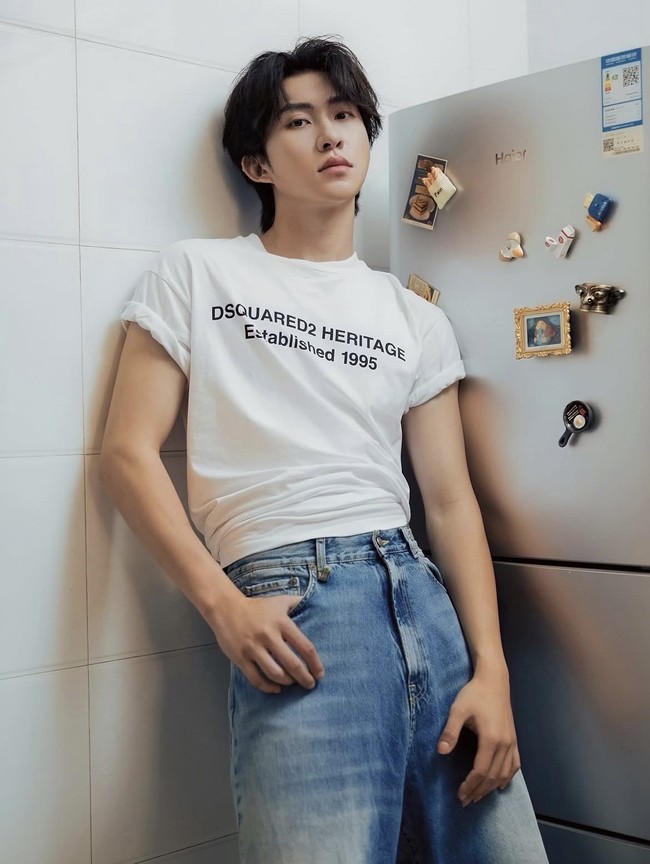 Sebelum dikenal sebagai aktor, Zhang Jijun adalah penyanyi. Ia tergabung dalam grup penyanyi AGEBOY. Salah satu drama China pendek yang populer dibintangi Zhang Jijun yaitu I Want to Wish to Be by Your Side. Foto: Dok. Weibo