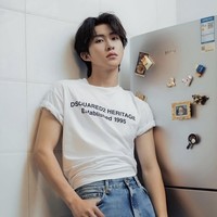 Sebelum dikenal sebagai aktor, Zhang Jijun adalah penyanyi. Ia tergabung dalam grup penyanyi AGEBOY. Salah satu drama China pendek yang populer dibintangi Zhang Jijun yaitu I Want to Wish to Be by Your Side. Foto: Dok. Weibo