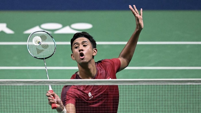 Pebulu tangkis tunggal putra Indonesia Alwi Farhan mengembalikan kok ke arah pebulu tangkis tunggal putra Indonesia Moh Zaki Ubaidillah saat final tunggal putra bulu tangkis SEA Games 2025 di Gymnasium Thammasat University, Pathum Thani, Bangkok, Thailand, Minggu (14/12/2025). Alwi Farhan meraih medali emas tunggal putra usai mengalahkan pebulu tangkis Indonesia Moh Zaki Ubaidillah 2-1. ANTARA FOTO/Nova Wahyudi