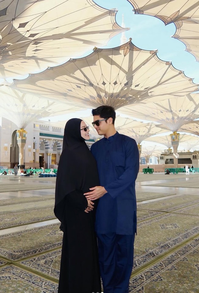 Melalui akun Instagram pribadi Alyssa Daguise membagikan momen saat dirinya menjalani ibadah umrah. Umrah tersebut dijalani saat Alyssa diketahui sedang mengandung anak pertamanya dengan Al Ghazali. Foto: Instagram/@alyssadaguise
