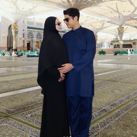 Melalui akun Instagram pribadi Alyssa Daguise membagikan momen saat dirinya menjalani ibadah umrah. Umrah tersebut dijalani saat Alyssa diketahui sedang mengandung anak pertamanya dengan Al Ghazali. Foto: Instagram/@alyssadaguise