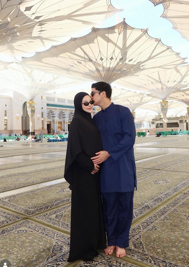 Alyssa tampil cantik dan mesra dengan sang suami. Kenakan busana syari, penampilannya makin terlihat adem dan santun. With you in Madinah, holding our growing love between us… MasyaAllah Tabarakallah, my heart is so full, tulis Alyssa. Foto: Instagram/@alyssadaguise