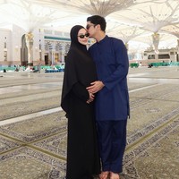 Alyssa tampil cantik dan mesra dengan sang suami. Kenakan busana syari, penampilannya makin terlihat adem dan santun. With you in Madinah, holding our growing love between us… MasyaAllah Tabarakallah, my heart is so full, tulis Alyssa. Foto: Instagram/@alyssadaguise