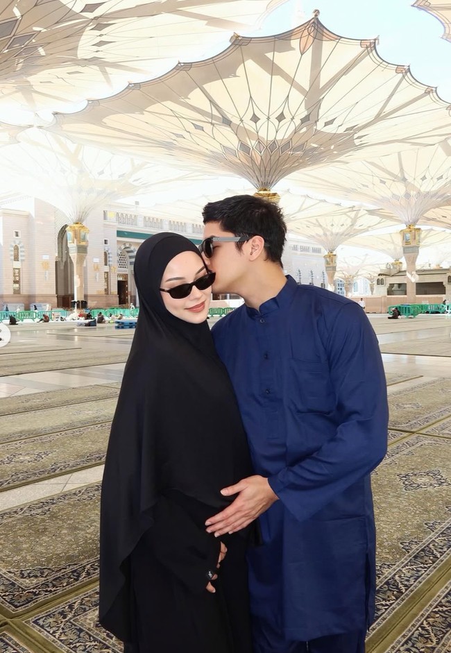 Penampilan Alyssa makin memukau dengan pulasan makeup minimalis dan lipstik berwarna nude. Penampilannya makin stylish dengan kaca mata hitam, kompak dengan Al Ghazali. Foto: Instagram/@alyssadaguise