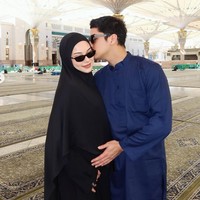 Penampilan Alyssa makin memukau dengan pulasan makeup minimalis dan lipstik berwarna nude. Penampilannya makin stylish dengan kaca mata hitam, kompak dengan Al Ghazali. Foto: Instagram/@alyssadaguise