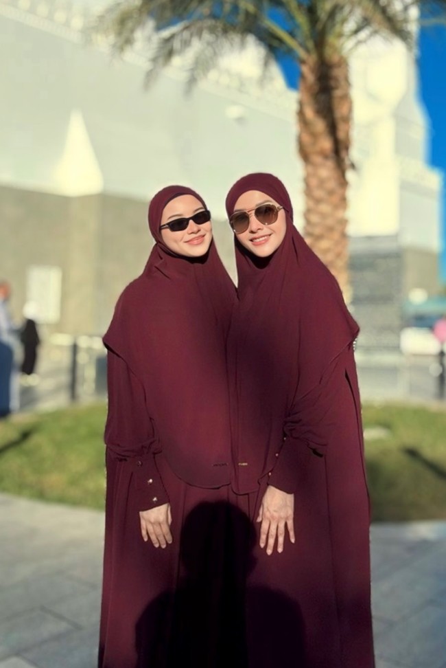 Alyssa dan ibu mertuanya, Maia Estianty, juga terlihat tampil kembar. Dalam salah satu foto keduanya mengenakan busana syari berwarna merah marun. Foto: Instagram/@maiaestiantyreal