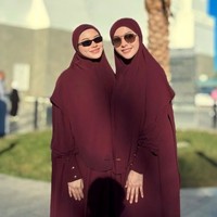 Alyssa dan ibu mertuanya, Maia Estianty, juga terlihat tampil kembar. Dalam salah satu foto keduanya mengenakan busana syari berwarna merah marun. Foto: Instagram/@maiaestiantyreal