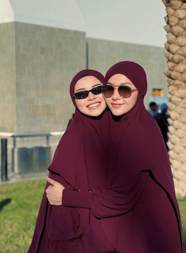 Sama-sama cantik dengan pulasan riasan minimalis dan lipstik pink nude, keduanya jadi terlihat mirip. Penampilan Alyssa dan Maia pun banjir pujian. Foto: Instagram/@maiaestiantyreal