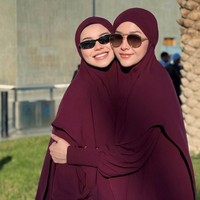 Foto Alyssa Daguise Jalani Umrah, Bumil Tampil Kembar Dengan Maia Estianty