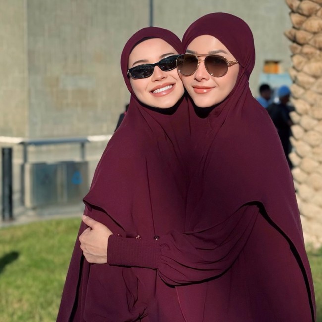 Foto Alyssa Daguise Jalani Umrah, Bumil Tampil Kembar Dengan Maia Estianty