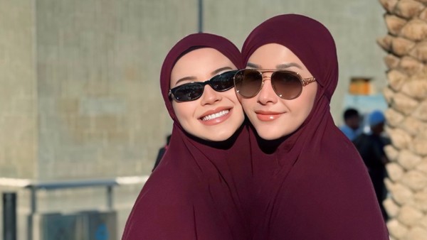 Foto Alyssa Daguise Jalani Umrah, Bumil Tampil Kembar Dengan Maia Estianty