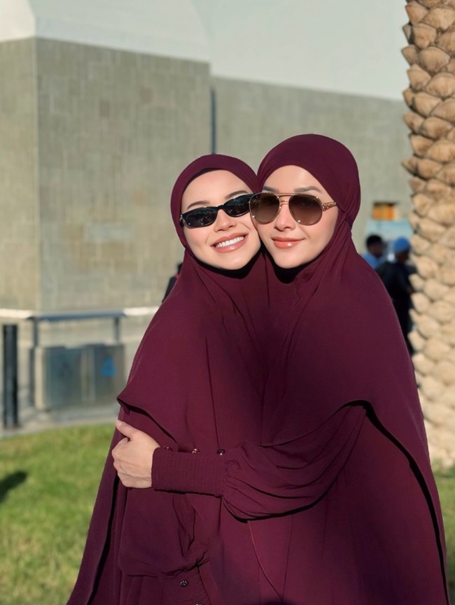 Foto Alyssa Daguise Jalani Umrah, Bumil Tampil Kembar Dengan Maia Estianty