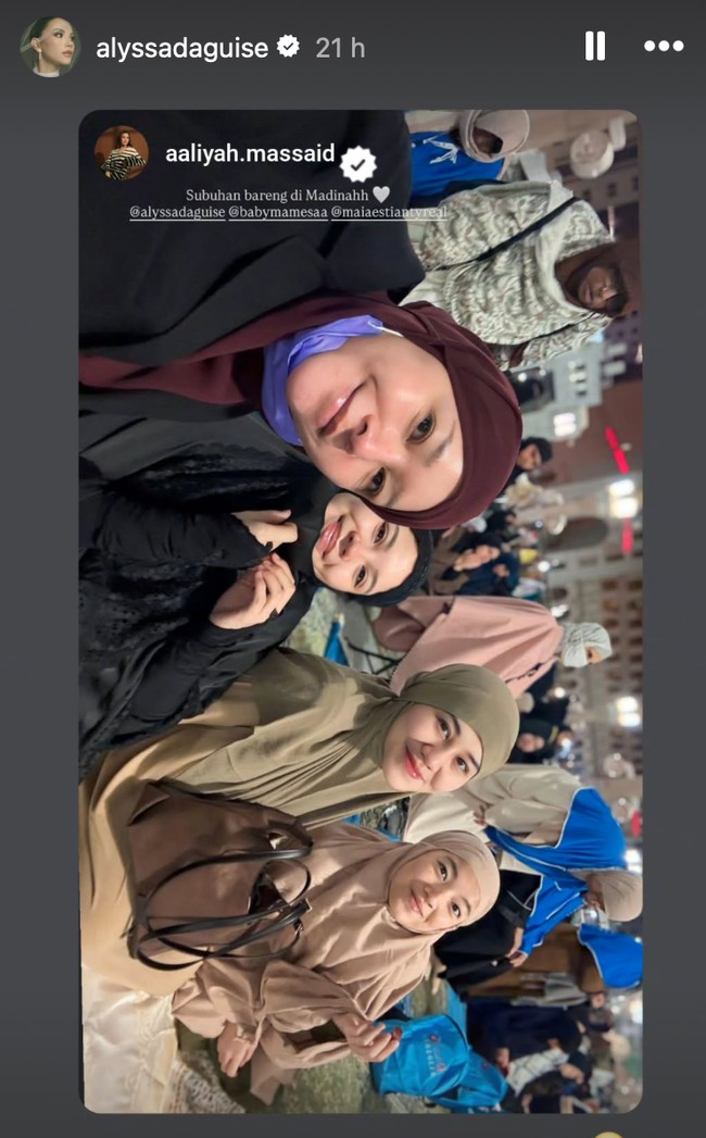 Saat berada di tanah suci, Maia dan Alyssa juga bertemu dengan Aaliyah Massaid yang sedang berada di sana. Ketiganya terlihat berfoto bersama. Foto: Instagram/@alyssadaguise