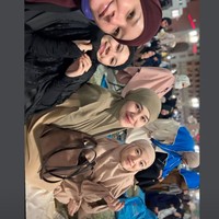 Saat berada di tanah suci, Maia dan Alyssa juga bertemu dengan Aaliyah Massaid yang sedang berada di sana. Ketiganya terlihat berfoto bersama. Foto: Instagram/@alyssadaguise