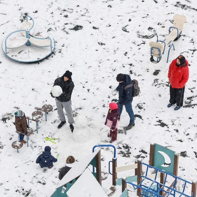 Anak-anak dan Warga Kyiv Nikmati Salju Pertama di Tengah Perang