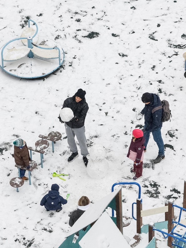 Anak-anak dan Warga Kyiv Nikmati Salju Pertama di Tengah Perang