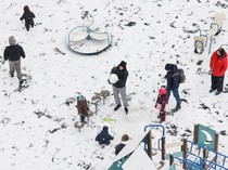 Anak-anak dan Warga Kyiv Nikmati Salju Pertama di Tengah Perang