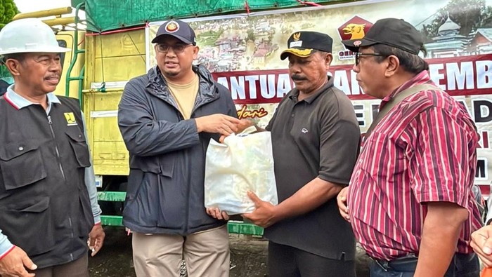 Andre Rosiade Bawa Bantuan 2.000 Paket Sembako dan Alat Berat ke Maninjau