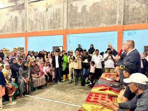 Tembus Jalur Rusak, Andre Rosiade Antar 3.000 Sembako ke Matur Agam