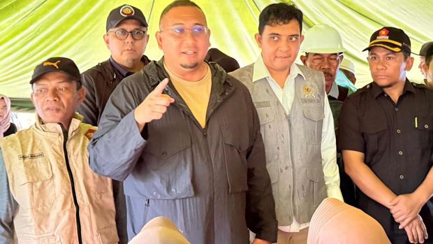 Andre Rosiade berdialog langsung dengan para korban bencana banjir bandang Andre Rosiade berdialog langsung dengan para korban bencana banjir bandang di Agam