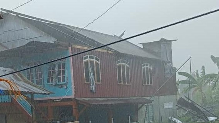 10 Rumah di Desa Pancana Barru Rusak Diterjang Angin Puting Beliung