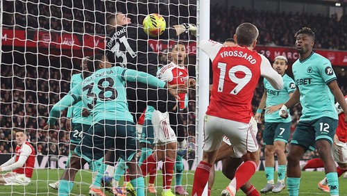 LONDON, ENGLAND - DECEMBER 13: a headed clearance by Jackson Tchatchoua of Wolverhampton Wanderers rebounds off the back of Wolverhampton Wanderers goalkeeper Sam Johnstone and into the net for the first Arsenal goal during the Premier League match between Arsenal and Wolverhampton Wanderers at Emirates Stadium on December 13, 2025 in London, England. (Photo by Mark Leech/Offside/Offside via Getty Images)
