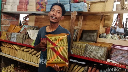 Beragam barang kerajinan bambu di Loyok Art Shop, Desa Loyok, Kecamatan Sikur, Lombok Timur, NTB, Minggu (14/12/2025).