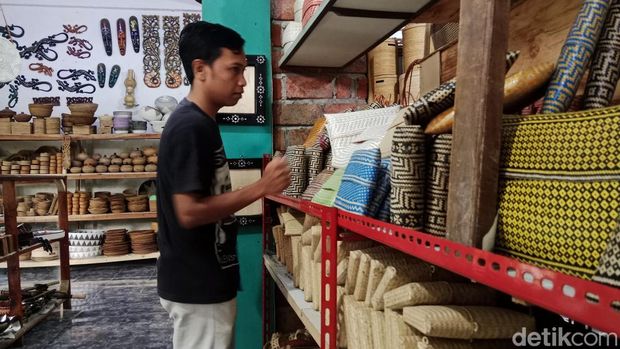 Art Shop Loyok Lalu Sopiandi pengelola Loyok Art Shop di Desa Loyok, Kecamatan Sikur, Lombok Timur, NTB, Minggu (14/12/2025).