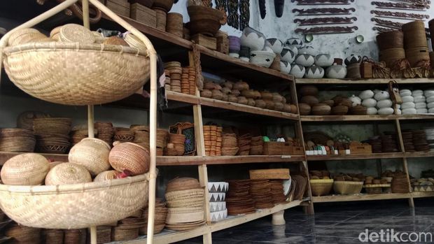 Art Shop Loyok Beragam barang kerajinan bambu di Loyok Art Shop, Desa Loyok, Kecamatan Sikur, Lombok Timur, NTB, Minggu (14/12/2025).