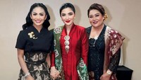 Calon besan Sarah Menzel makin kompak setelah kehadiran Kris Dayanti dalam acara wisuda. Ini momen KD berfoto bersama ibunda Sarah dan Ashanty. (Foto: dok Instagram ashanty_ash)