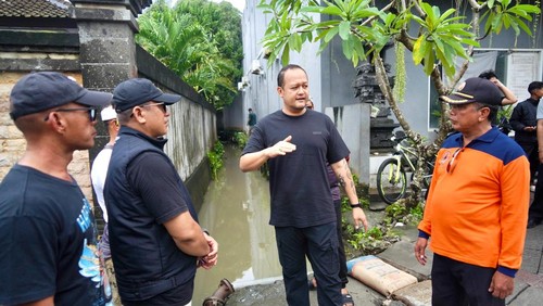 Wabup Badung, Bagus Alit Sucipta alias Gus Bota cek kawasan Canggu dan Tibubeneng usai banjir, Minggu sore. (Pemkab Badung)
