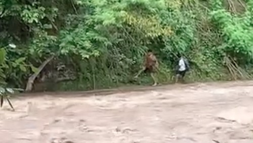 Dua wisatawan terseret arus banjir di Air Terjun Pelangi, Dompu, Minggu (14/12/2025).
