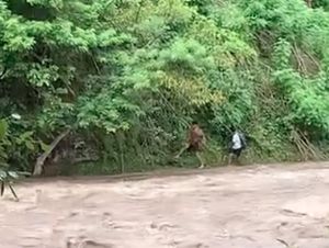 Dua Wisatawan Terseret Banjir di Air Terjun Pelangi Dompu