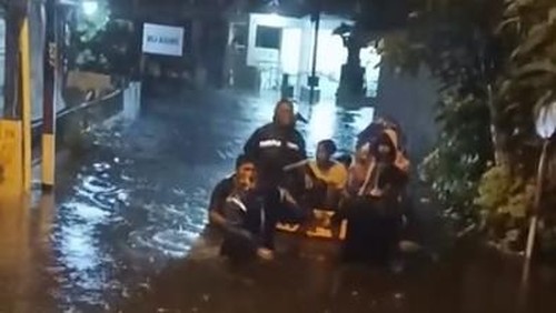 BPBD Denpasar mengevakuasi warga terdampak banjir di Perum Buana Permai kelurahan Padangsambian, Denpasar, Bali, Minggu (14/12/2025). (Dok. BPBD Denpasar)