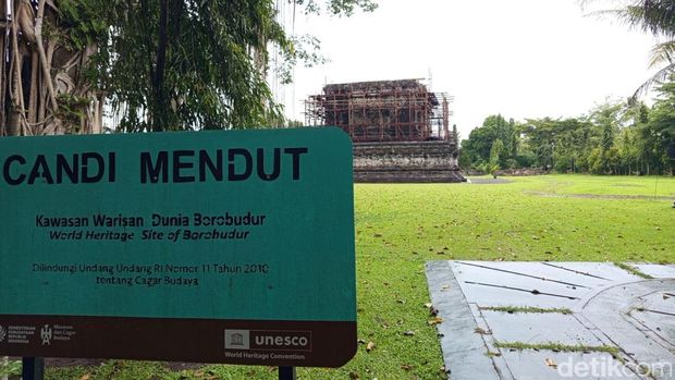 Candi mendut Suasana Candi Mendut di Mendut, Kabupaten Magelang, yang masih dalam proses pemugaran, Minggu (14/12/2025).