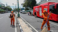 Sejumlah petugas terlihat menyapu jalan, mengangkut sampah, serta membersihkan trotoar dan taman di sekitar Bundaran HI, Jakarta.