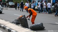 Sampah yang terkumpul didominasi sisa makanan, botol plastik, serta kemasan sekali pakai yang ditinggalkan pengunjung selama kegiatan CFD berlangsung.