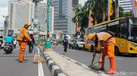 Petugas Penanganan Prasarana dan Sarana Umum (PPSU) membersihkan area Bundaran HI, Jakarta, usai kegiatan Car Free Day (CFD), Minggu (14/12/2025). Pembersihan dilakukan untuk mengembalikan kebersihan dan kenyamanan kawasan pusat kota.