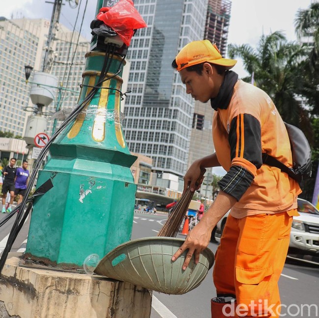 CFD Bubaran, Petugas PPSU Sigap Sapu Bersih Bundaran HI