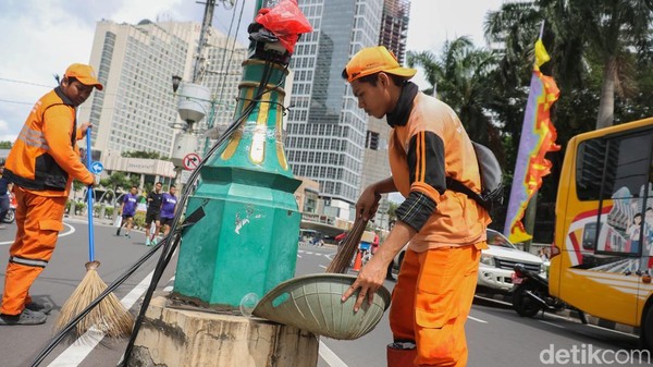 CFD Bubaran, Petugas PPSU Sigap Sapu Bersih Bundaran HI