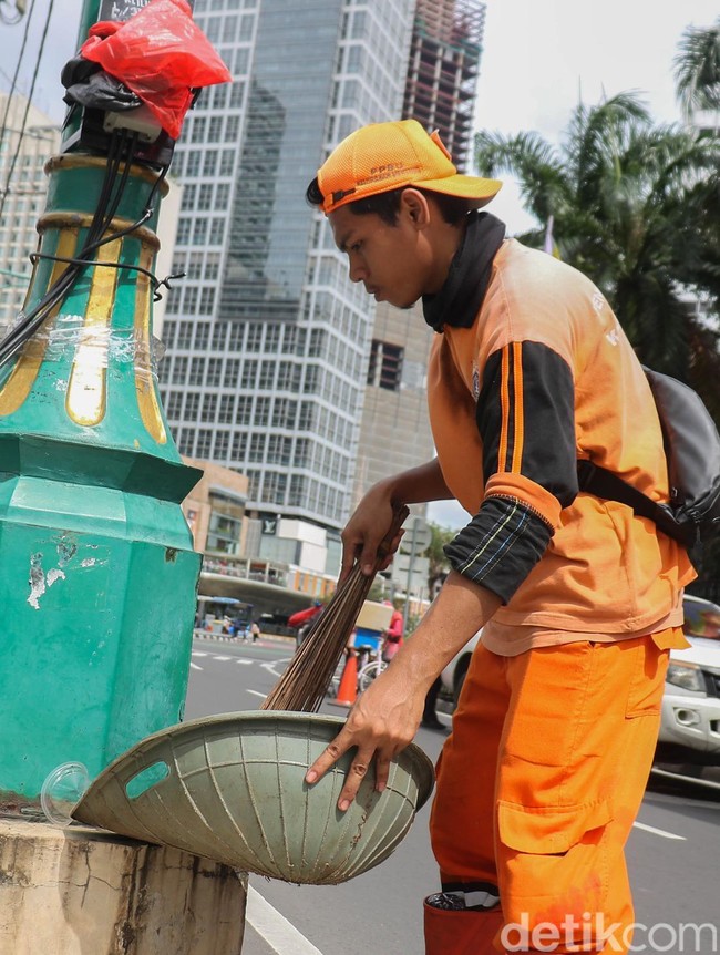 CFD Bubaran, Petugas PPSU Sigap Sapu Bersih Bundaran HI